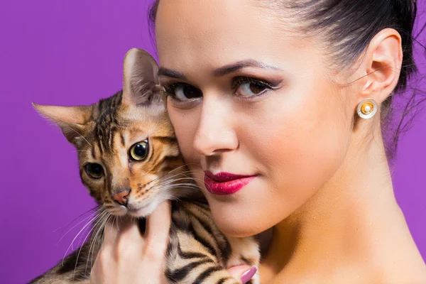 Jong meisje met een kat Bengalen. — Stockfoto