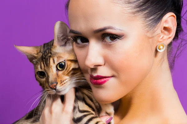 Chica joven con un gato de bengala . —  Fotos de Stock