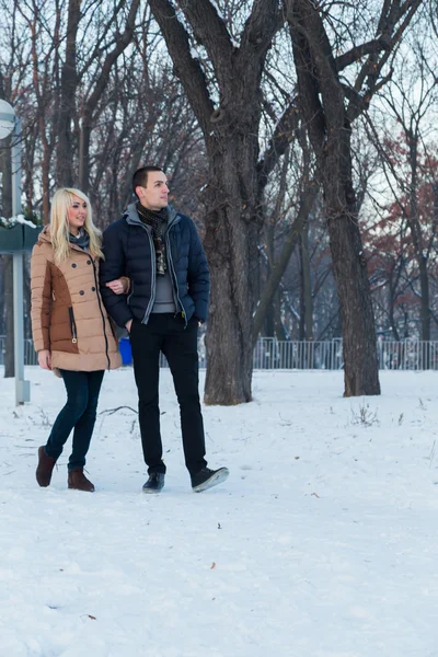 Casal posando ao ar livre no inverno — Fotografia de Stock