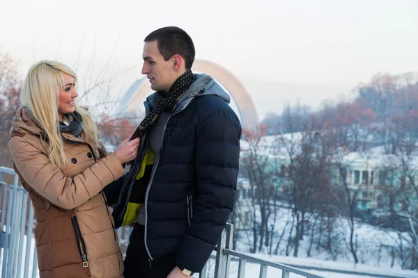 Casal posando ao ar livre no inverno — Fotografia de Stock