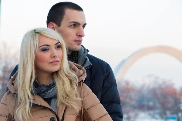 Couple posant à l'extérieur en hiver — Photo