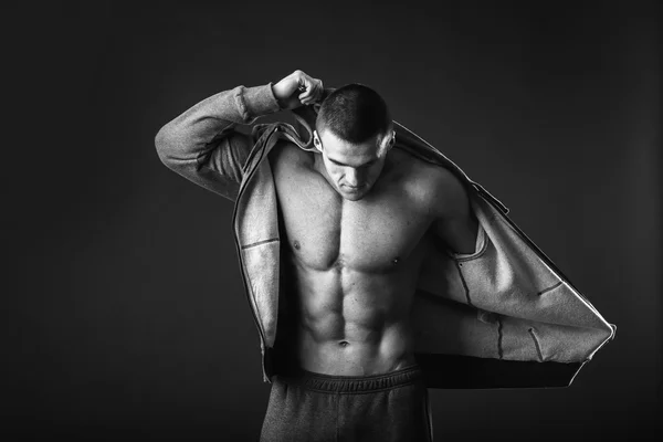 Homem musculoso em sportswear — Fotografia de Stock