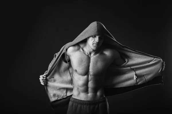 Мускулистый мужчина в спортивной одежде — стоковое фото