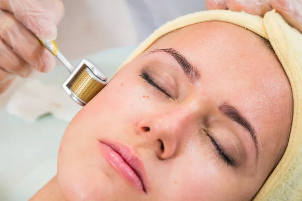 Şevval Özçelik Güzellik Dermaroller yordam gerçekleştirir