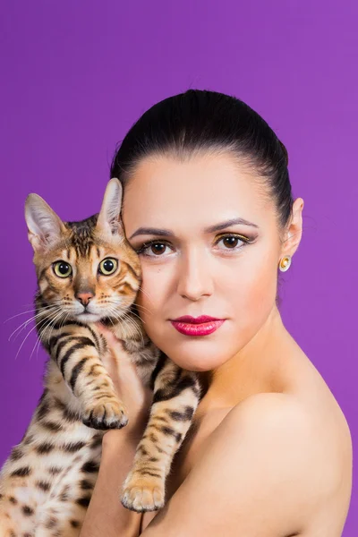 Young girl with a bengal cat. — Stock Photo, Image