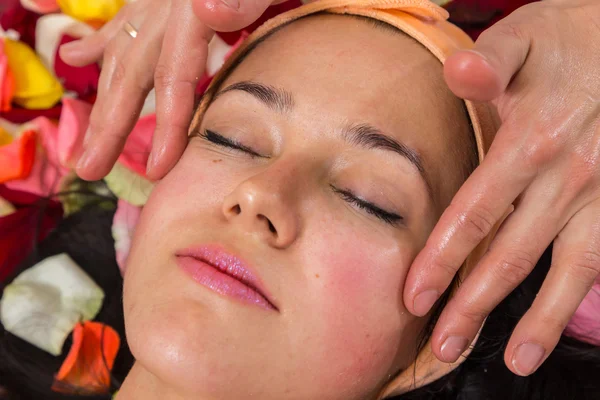 Girl having facial massage — Stock Photo, Image