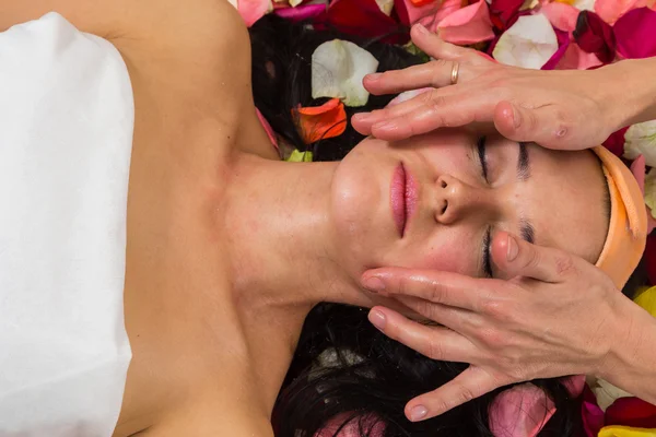 Girl having facial massage — Stock Photo, Image