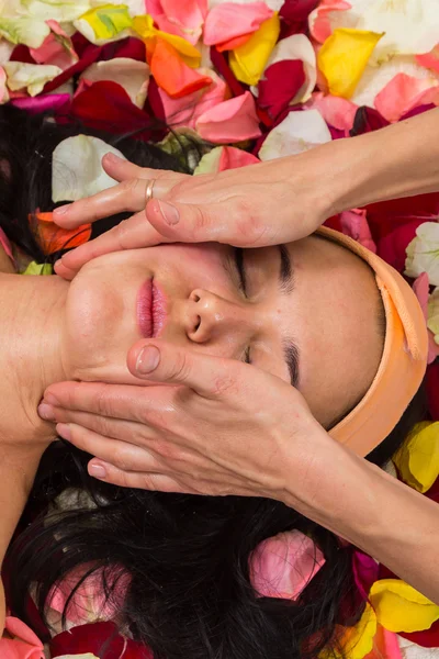 Girl having facial massage — Stock Photo, Image