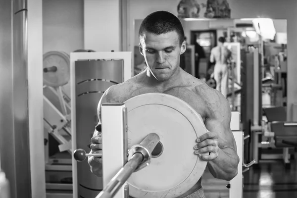 L'homme fait des exercices avec haltère — Photo