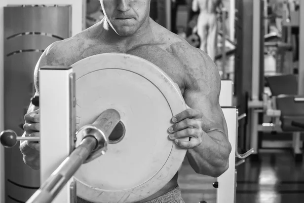 माणूस बार्बेलसह व्यायाम करतो — स्टॉक फोटो, इमेज
