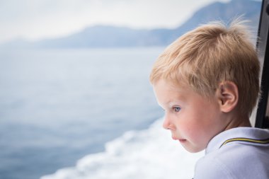 Çocuk denizde görünüyor