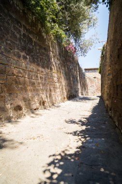 Taş duvarlar arasında geçiş