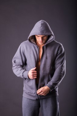 Kaslı adam açılarak bir ceket