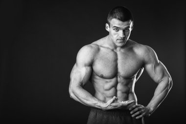 Atletik erkek diyet takviyeleri holding