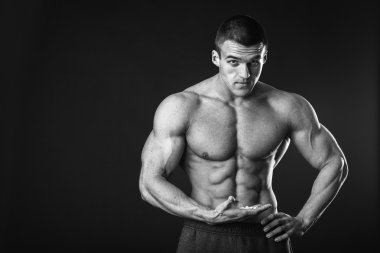 Atletik erkek diyet takviyeleri holding