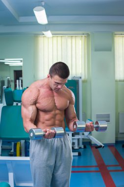 kaslı adam dumbell ile çalışma dışarı