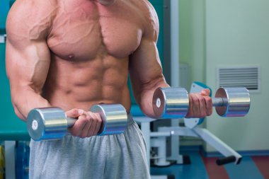 kaslı adam dumbell ile çalışma dışarı