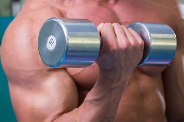 kaslı adam dumbell ile çalışma dışarı