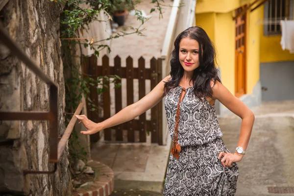 Mulher em um vestido cinza — Fotografia de Stock