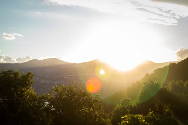 Nascer do sol sobre a cidade — Fotografia de Stock