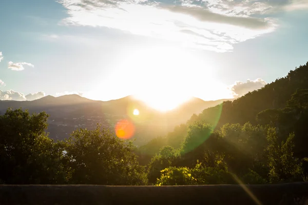 Paesaggio marino con montain all'alba — Foto Stock