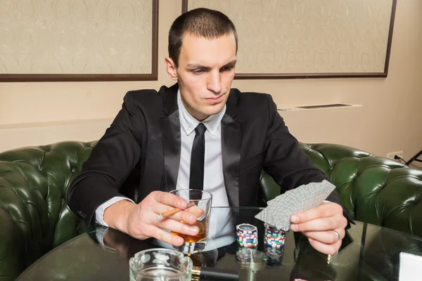 Jogador de poker no casino — Fotografia de Stock