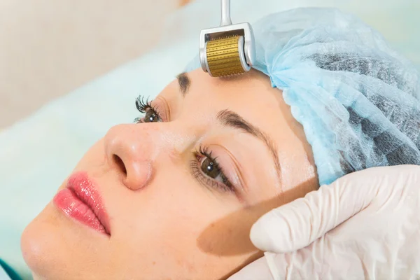 Beautician performs conducting anti-aging treatments — Stock Photo, Image