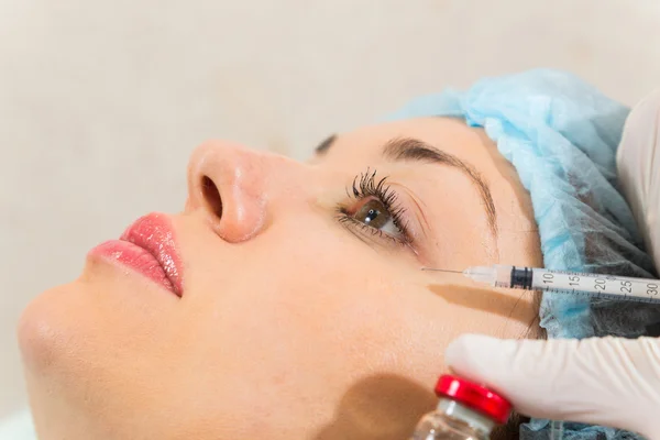 Schoonheidsspecialiste maakt injectie in gezicht van de patiënt — Stockfoto
