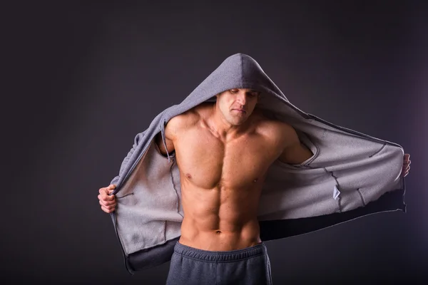 Homme musclé dans une veste déboutonnée — Photo