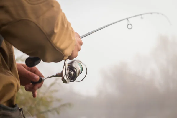 Pescatore sulla riva del fiume — Foto Stock