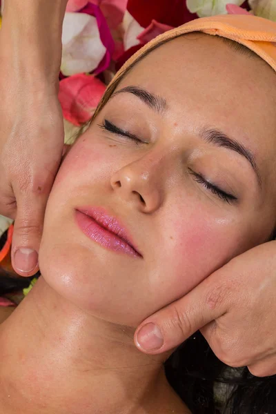 Chica teniendo masaje facial —  Fotos de Stock
