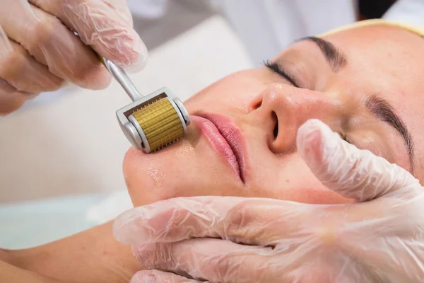 Treatment in the beauty salon — Stock Photo, Image