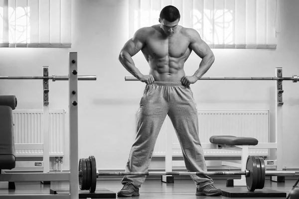 Homme exercice avec un haltère — Photo