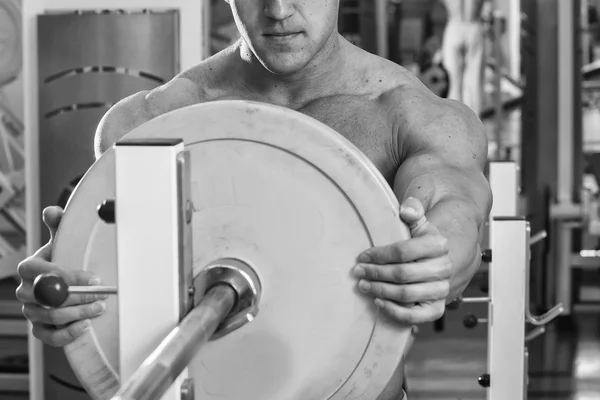 L'homme fait des exercices avec haltère — Photo