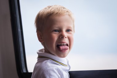 Çocuk denizde görünüyor