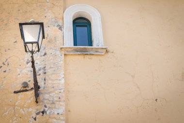 Duvardaki antik fener