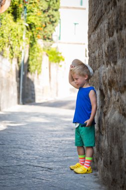 Sarışın çocuk sokakta