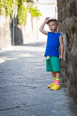 Sarışın çocuk sokakta