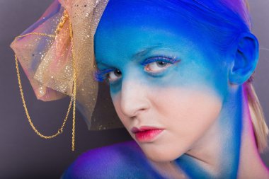 yaratıcı makyaj ile model