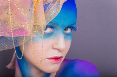 yaratıcı makyaj ile model