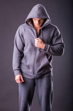 Kaslı adam açık ceket ile