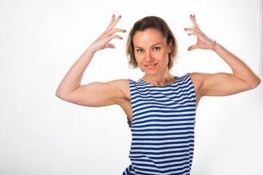 Sarışın rahat kıyafetler içinde