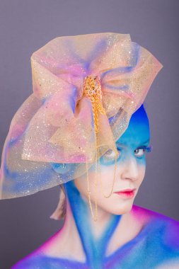 yaratıcı makyaj ile model