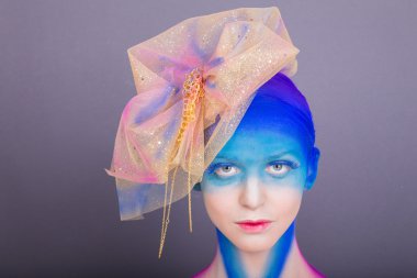 yaratıcı makyaj ile model