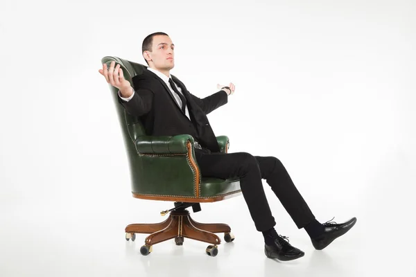 革張りの椅子の上に座っての実業家 — ストック写真
