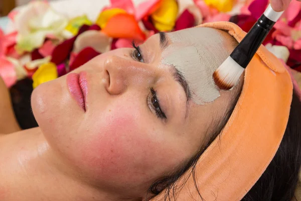 Terapeuta aplicando máscara a la cara — Foto de Stock