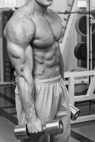 Hombre haciendo ejercicio con pesas — Foto de Stock