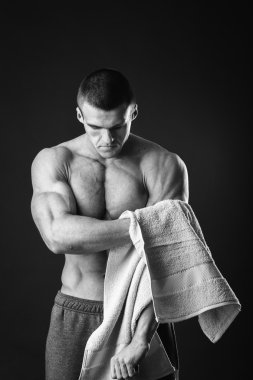 Genç adam bir çalışmadan sonra