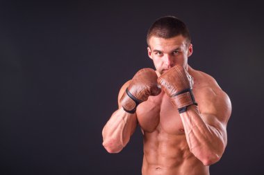 Boks eldivenleri erkekte