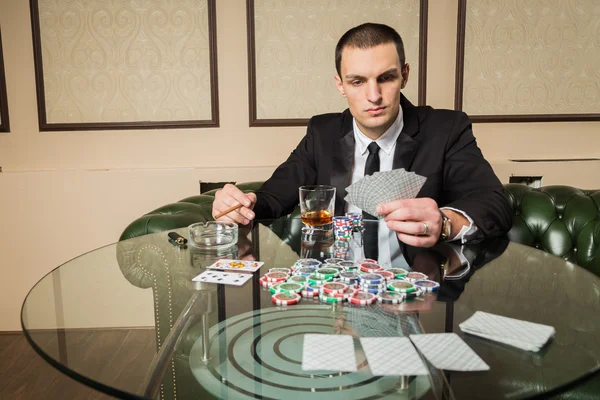 Joueur de poker au casino — Photo